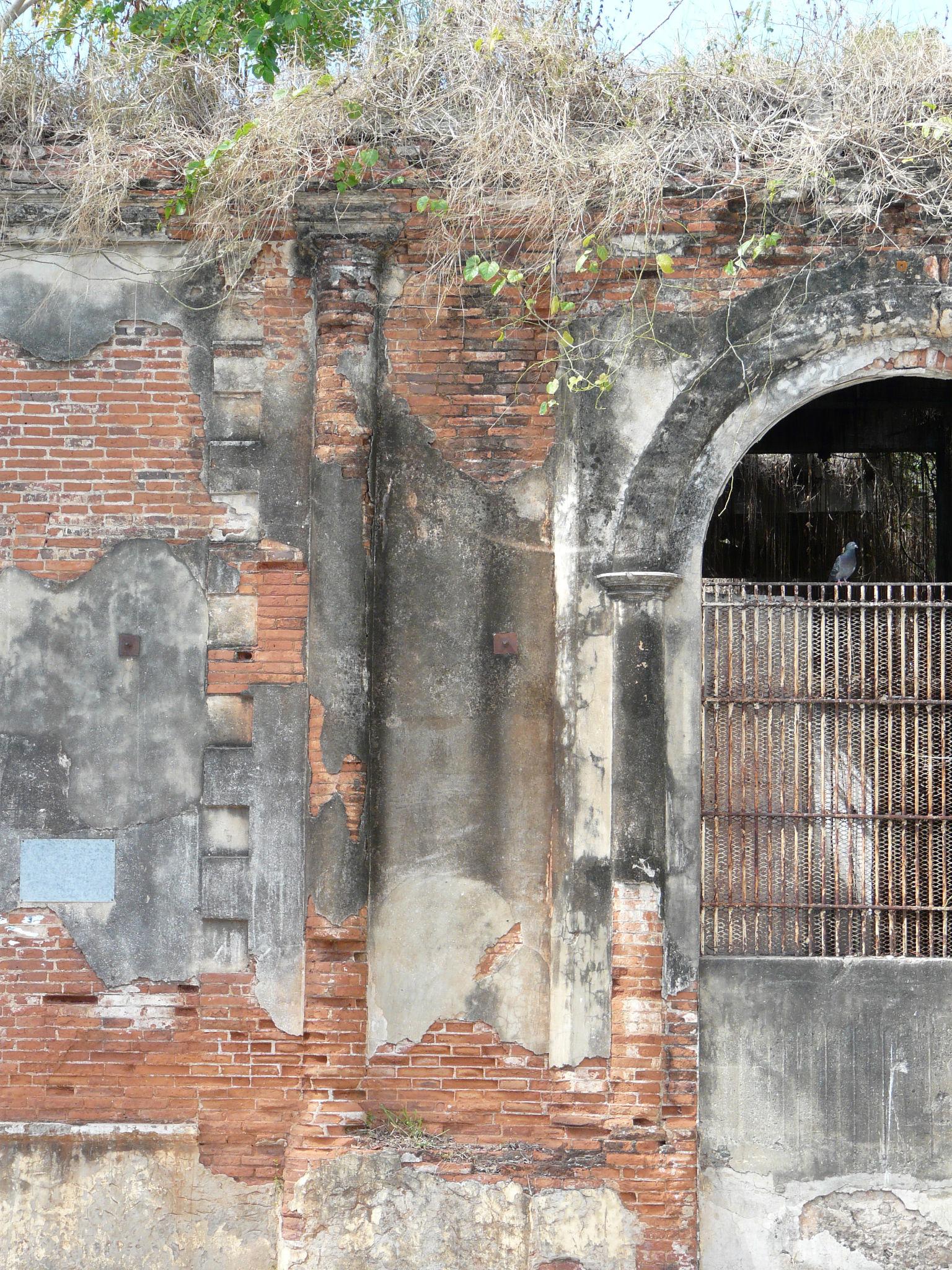 Edificio abandonado en la Avenida González Clemente - Ponce - 2012 00003